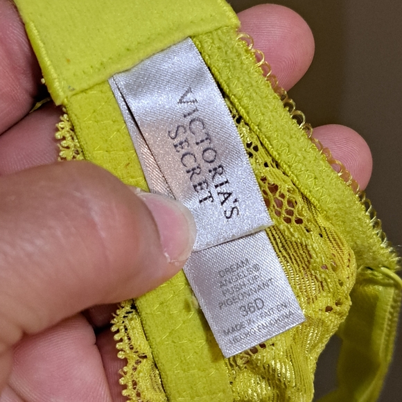 🚨Bundle Alert🚨 2 VS push up bras 36D - Picture 9 of 10